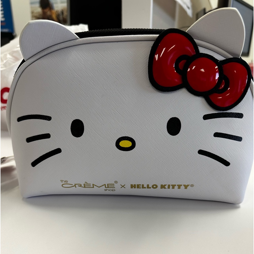Crème shop hello kitty pouch